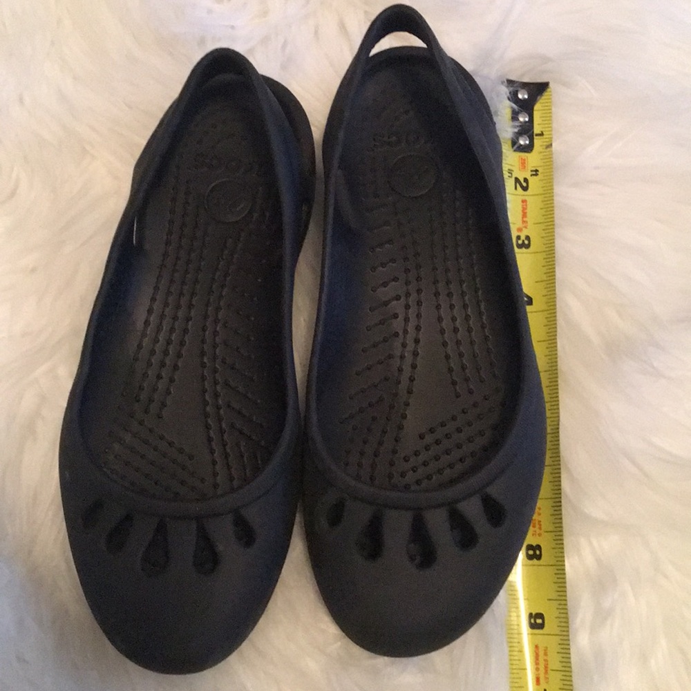 Black crocs ballet flats size 7 runs small